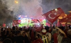 Vatandaşlar Türkiye-Avusturya Maçını Dev Ekranda İzledi