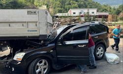 Park halindeki tıra çarpan otomobildeki 3 kişi yaralandı