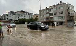 Sağanak Nedeniyle Bazı Ev ve İş Yerlerini Su Bastı