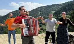 "Akordiyoncu Mehmet" 44 yıldır düğün, festival ve şenliklerin vazgeçilmezi