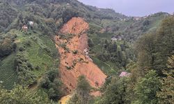 Rize'de Heyelan Sonucu 2 Ev Toprak Altında Kaldı