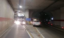 T 21 Tünelinde TIR Sıkıştı Yol Trafiğe Kapandı