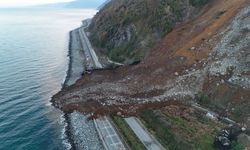 Heyelan Sonucu Yol Ulaşıma Kapandı