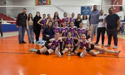 Hopa Yavuz Selim Ortaokulu Voleybolda İl Şampiyonu