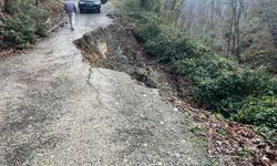 Samsun'da Toprak Kayması Nedeniyle Mahalle Yolu Ulaşıma Kapandı