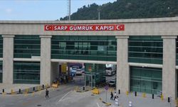 Sarp Sınır Kapısı'nda Araç Geçişi Durduruldu