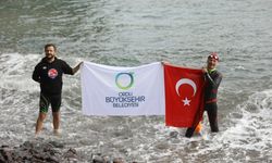19 Mayıs'ı Karadeniz'in serin sularında kulaç atarak kutladı