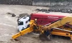 İş Makineleri Bir Anda Yükselen Dere Sularının Ortasında Kaldı