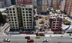 Rize’deki Riskli 2 Binanın Yıkımı Sürüyor