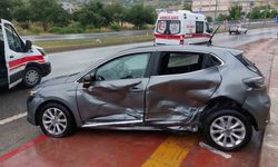Samsun’da Hafif Ticari Araç Otomobile Yandan Çarptı: 3 Yaralı