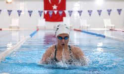 Milli paralimpik sporcu Melda Kolayca olimpiyat için yüzüyor