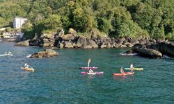 Karadeniz'in mavi sularında, alternatif su sporu yapmak isteyenler kürek sörfüyle buluşuyor