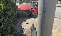 Kastamonu'da beton direğe çarpan otomobilin sürücüsü yaralandı