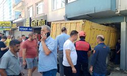Zonguldak'ta freni boşalan kamyon park halindeki araçlara çarpıp iş yerine girdi