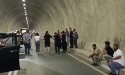 Uluslararası yol saatlerce kapandı: Vatandaşlar tepkili