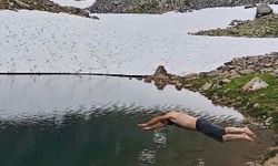 Artvin’de Yaz Ortasında Karla Kaplı Göle Girdiler