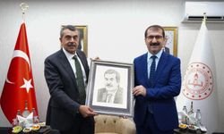 Bakan Tekin’e Anlamlı Hediye