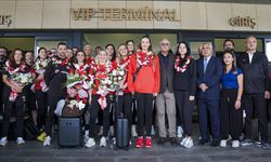 Dünya ikincisi A Milli Kadın Voleybol Takımı yurda döndü