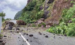 Artvin’de Heyelan Karadeniz Sahil Yolu’nu Ulaşıma Kapattı
