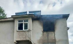 Perdenin tutuşmasıyla ev yandı: Eşyalar kül oldu