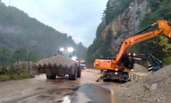 Rize-Erzurum karayolu İkizdere santral mevkiinde dere taşkını nedeniyle ulaşıma kapandı