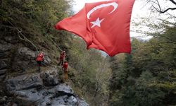 Dağcılar Cumhuriyet Bayramı dolayısıyla şelaleye Türk Bayrağı astılar