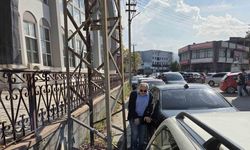 Kaldırımı kapatan elektrik direkleri yayalara geçit vermiyor