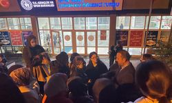Kız Öğrencilerden “Çiçek Nine” Eylemi
