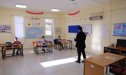 Müdürü olduğu dağ köyündeki okulda 3 öğrencisinin eğitimi için çaba gösteriyor