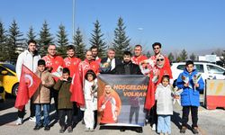 Olimpiyat fatihi çiçeklerle karşılandı