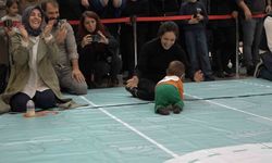 Rize’de emekleme yarışında bebeklerden çok aileler yarıştı