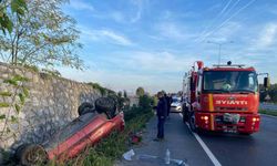 Takla atan otomobilde 2 kişi yaralandı