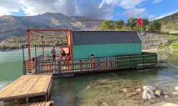 Tortum Gölü üzerinde yüzen ev ilgi odağı oldu
