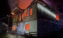 Samsun'da çıkan yangında iki katlı ahşap ev kullanılamaz hale geldi