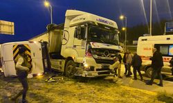 Sinop'ta tır ile çarpışan servis minibüsü şoförü yaralandı