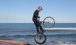Bisiklet tutkunu gençten nefes kesen gösteri: Sahil kayalıkları parkuru oldu