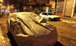 Dondurucu soğuklara karşı araçlar battaniye ve brandayla korunuyor