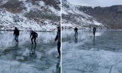 Artvinli Gençler Buz Tutan Karagöl’de Taş Atıp Test Ettiler, Sonra Eğlendiler