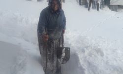 Kar Esareti Altındaki Bazgiret’te Yaşlılar Hayata Tutunuyor