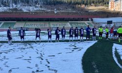 Veteran Futbolcular Sahayı Küreklerle Temizledi