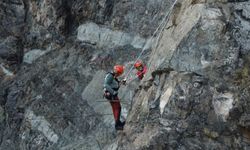 Endüstriyel Dağcılar Sarp Kayalıklarda Görev Başında
