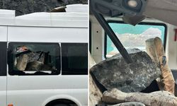 Minibüsün Üzerine Dev Kayalar Düştü, 3 Kişi Şans Eseri Kurtuldu