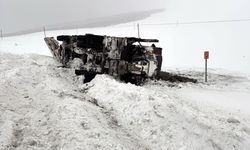 Ardahan'da kar küreme ve tuzlama aracı devrildi