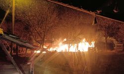 Boyabat'ta müstakil evin garajında çıkan yangında traktör ve tarım aletleri yandı