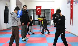 Caminin kullanılmayan bölümü çocuklar için spor salonu oldu