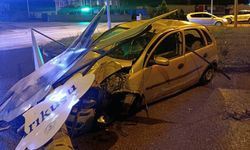 Samsun'da aydınlatma direğine çarpan otomobildeki 3 kişi yaralandı