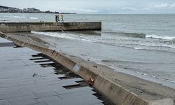 Samsun'da fırtına nedeniyle dalgaların çarptığı duvar yıkıldı