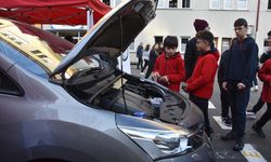 Trabzon'da araçların bakımını yaparak öğrendiklerini pratiğe döken meslek liseliler saha tecrübesi kazanıyor