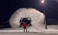 Erzurum'da kaynar su havada dondu