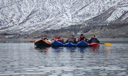 Tortum Gölü'nde kano üzerinde sazlı sözlü eğlence